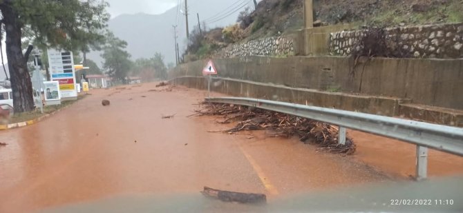 Marmaris’te Yollar Göle Döndü, Bazı Evleri Su Bastı