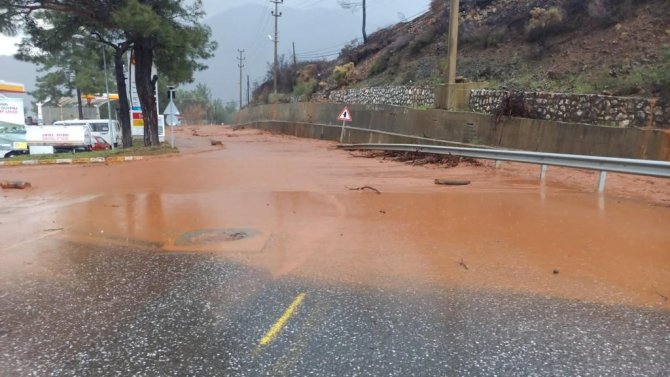 Marmaris’te Yollar Göle Döndü, Bazı Evleri Su Bastı
