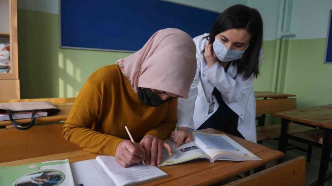 Emine Erdoğan Öncülüğünde Başlatılan ‘Nerde Kalmıştık Projesi’ Edirneli Kadınlara Umut Oldu