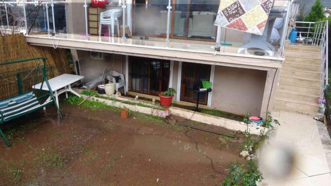 Marmaris’te Evleri Basan Sel Suları Tahliye Ediliyor
