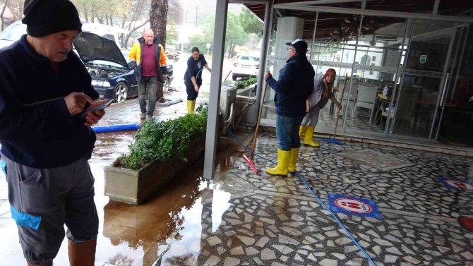 Marmaris’te Evleri Basan Sel Suları Tahliye Ediliyor