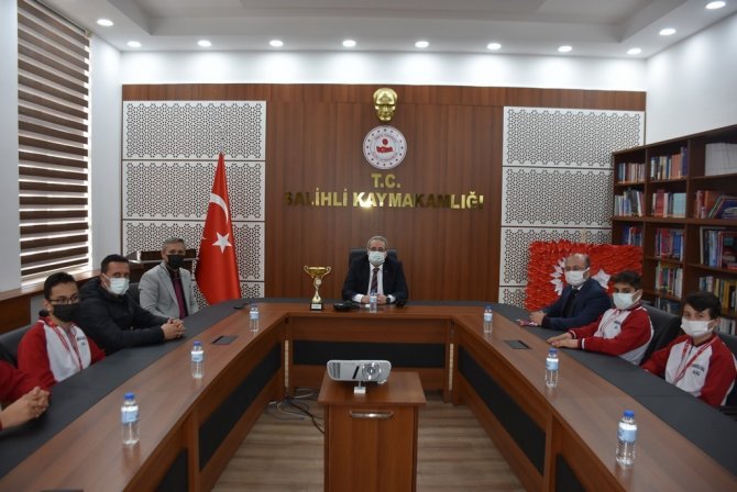Kaymakam Sağlam, Şampiyonları Ağırladı
