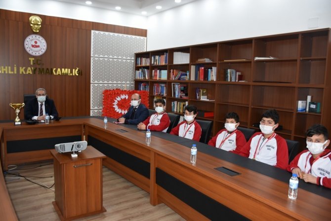 Kaymakam Sağlam, Şampiyonları Ağırladı