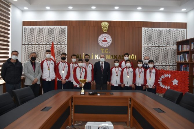 Kaymakam Sağlam, Şampiyonları Ağırladı