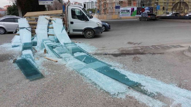 115 Bin Liralık Duşakabin Camı Araçtan Yola Savrulup Kırılınca Üzüntüsünden Ağladı