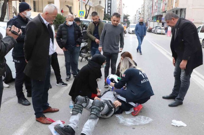 Samsun’da Motosikleti Kurye Kazada Yaralandı