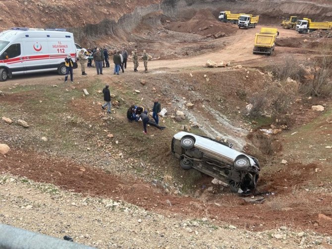Siirt’te Araç Şarampole Yuvarlandı:3 Yaralı