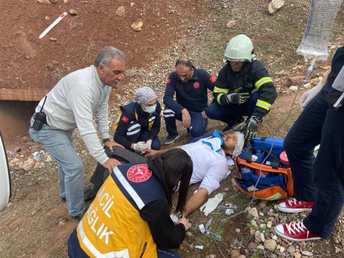 Siirt’te Araç Şarampole Yuvarlandı:3 Yaralı