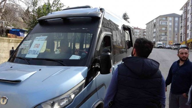 Kamyonetten Sarkan Boru, Dolmuşa Saplandı