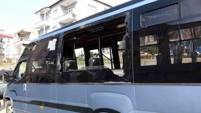 Kamyonetten Sarkan Boru, Dolmuşa Saplandı