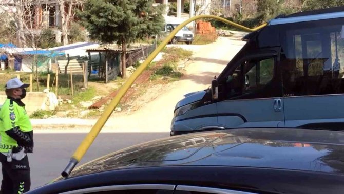 Kamyonetten Sarkan Boru, Dolmuşa Saplandı