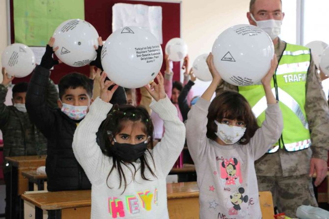 Jandarma Ekiplerinden Köy Okullarında Eğitim Gören Çocuklara Hediye