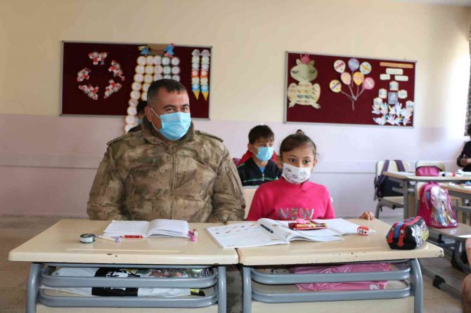 Jandarma Ekiplerinden Köy Okullarında Eğitim Gören Çocuklara Hediye