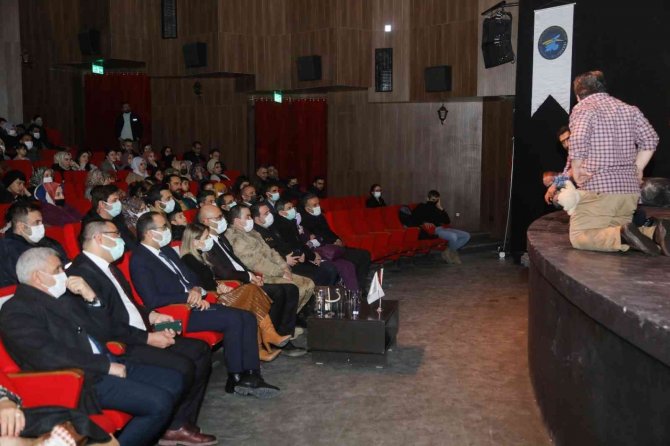 Van’da ‘Kamyon’ Adlı Tiyatro Oyununa Yoğun İlgi