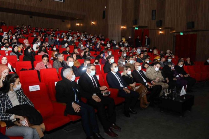 Van’da ‘Kamyon’ Adlı Tiyatro Oyununa Yoğun İlgi