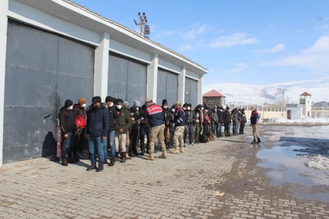 ‘Dur’ İhtarına Uymayan İki Minibüste 107 Düzensiz Göçmen Yakalandı