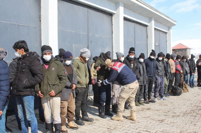 ‘Dur’ İhtarına Uymayan İki Minibüste 107 Düzensiz Göçmen Yakalandı