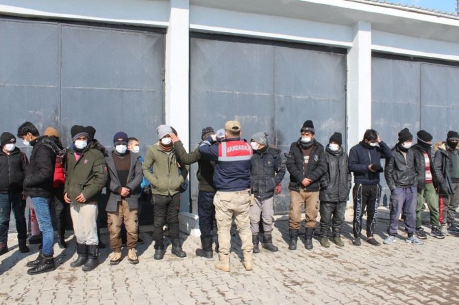 ‘Dur’ İhtarına Uymayan İki Minibüste 107 Düzensiz Göçmen Yakalandı