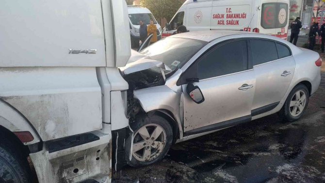 Park Halindeki Tıra Çarpan Otomobilin Sürücüsü Hayatını Kaybetti
