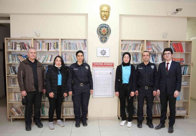 Polislerden Lise Öğrencilerine Kitap Desteği
