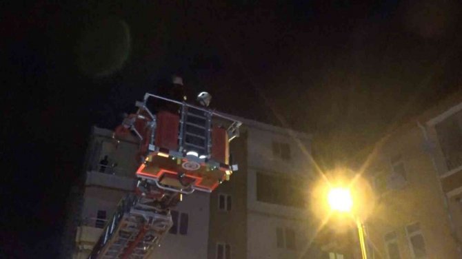 3 Çocuğunu Rehin Aldı, Polis İtfaiye Merdiveniyle İkna Etmeye Çalıştı