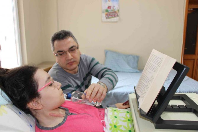 4. Kattan Düşerek Yatağa Mahkum Olan İ̇rem’e 3 Yıldır Babası Bakıyor