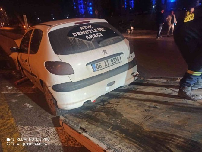 Ankara’da Otomobil Orta Refüje Çarptı: 1 Yaralı