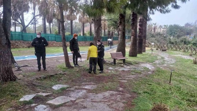 19 Yaşındaki Genç Kız Parkta Yarı Baygın Halde Bulundu