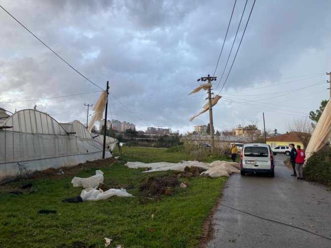 Aksu’da Çıkan Hortum Onlarca Seraya Zarar Verdi