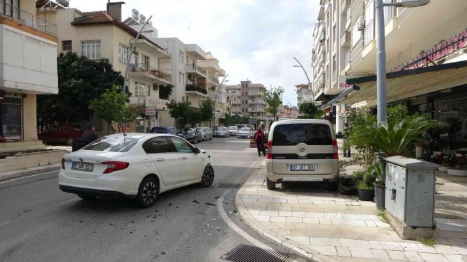 Çöp Kutusu Ve Bank Kaza Yapan Aracın İş Yerine Girmesini Engelledi
