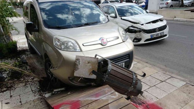 Çöp Kutusu Ve Bank Kaza Yapan Aracın İş Yerine Girmesini Engelledi