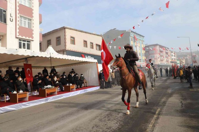 Atlar Kurtuluş İçin Şahlandı