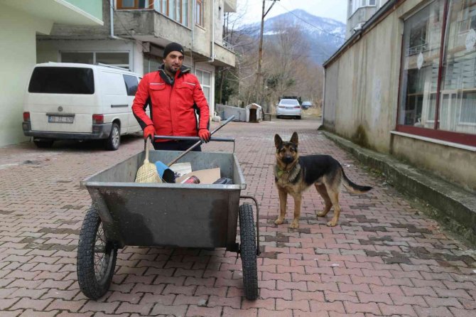 Artvin’de Temizlik İşçisi İle Köpeğin Kıskandıran Dostluğu