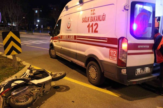 Motosiklete Çarpıp Kaçtı: 2 Yaralı