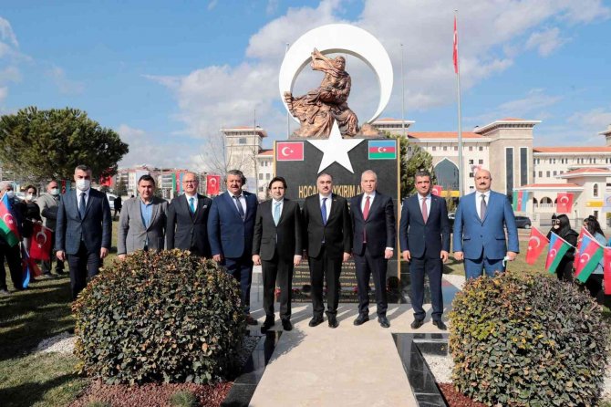 Azerbaycan Büyükelçisi’nden Hocalı Soykırımı Anıtı’na Kırmızı Karanfil