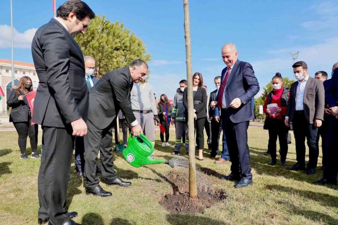 Azerbaycan Büyükelçisi’nden Hocalı Soykırımı Anıtı’na Kırmızı Karanfil