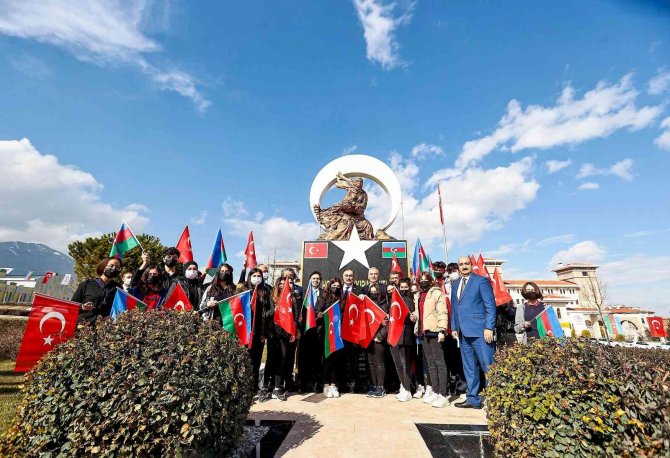 Azerbaycan Büyükelçisi’nden Hocalı Soykırımı Anıtı’na Kırmızı Karanfil