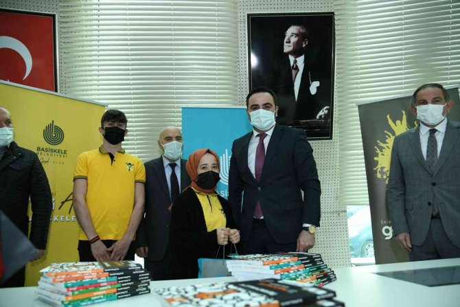 Üniversite Sınavına Hazırlanan Öğrencilere Soru Bankası Seti Hediye Edildi