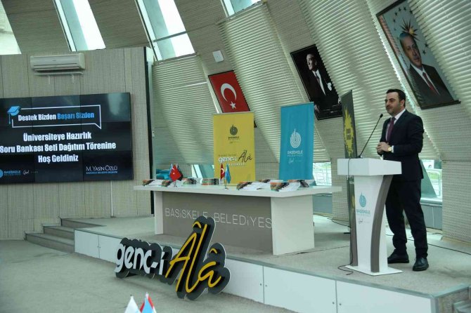 Üniversite Sınavına Hazırlanan Öğrencilere Soru Bankası Seti Hediye Edildi