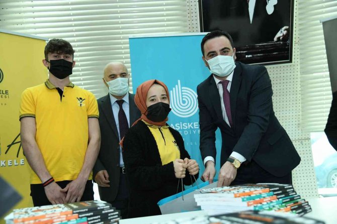 Üniversite Sınavına Hazırlanan Öğrencilere Soru Bankası Seti Hediye Edildi