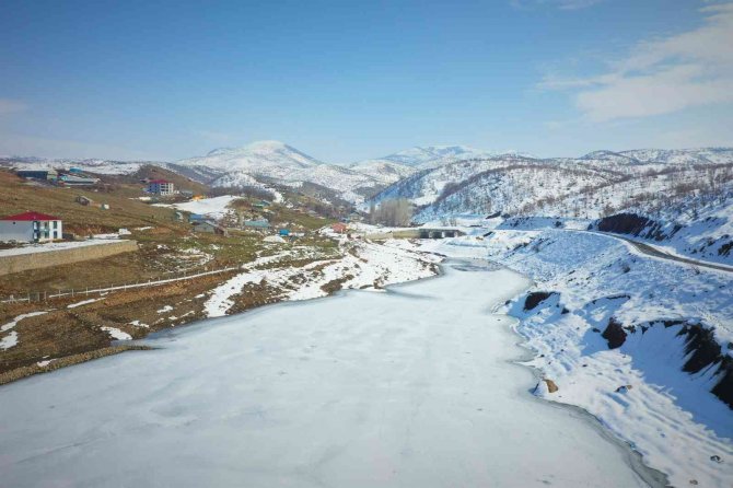 Buz Tutan Gölet, Dron İle Görüntülendi