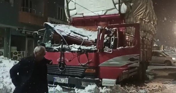 Çatıdan Düşen Kar Kütlesi Kamyona Hasar Verdi