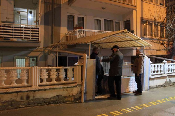 Emekli Gazeteci Evinde Ölü Bulundu