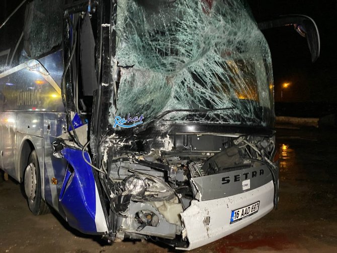 Bursa’da Kamilkoç Firmasına Ait Otobüs Tıra Arkadan Çarptı, Muavin Sıkışarak Yaralanırken 20 Yolcu Ölümden Döndü