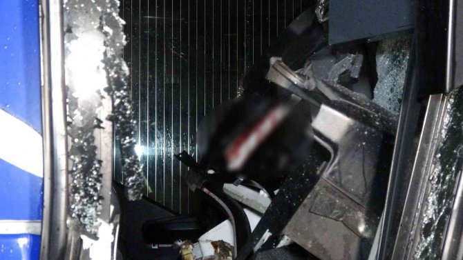 Bursa’da Kamilkoç Firmasına Ait Otobüs Tıra Arkadan Çarptı, Muavin Sıkışarak Yaralanırken 20 Yolcu Ölümden Döndü