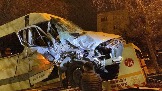 Bursa’da Uygulamadan Kaçan Otomobil İle Servis Aracı İle Çarpıştı: 3 Yaralı