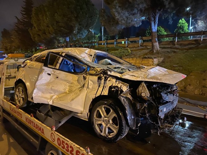 Bursa’da Uygulamadan Kaçan Otomobil İle Servis Aracı İle Çarpıştı: 3 Yaralı