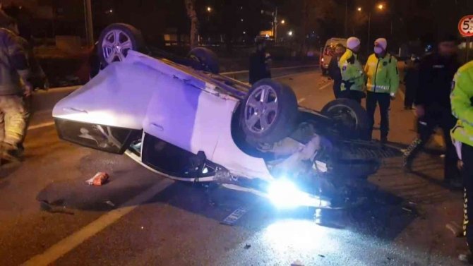 Bursa’da Uygulamadan Kaçan Otomobil İle Servis Aracı İle Çarpıştı: 3 Yaralı