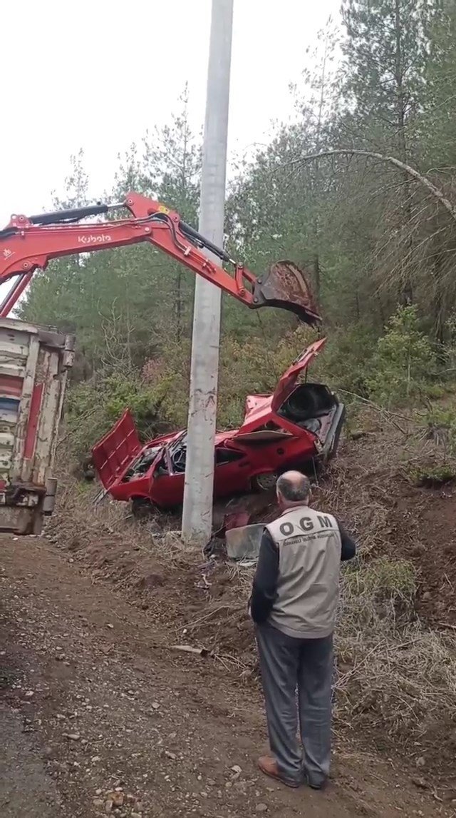 Hurdaya Dönen Otomobilden Sağ Kurtuldu