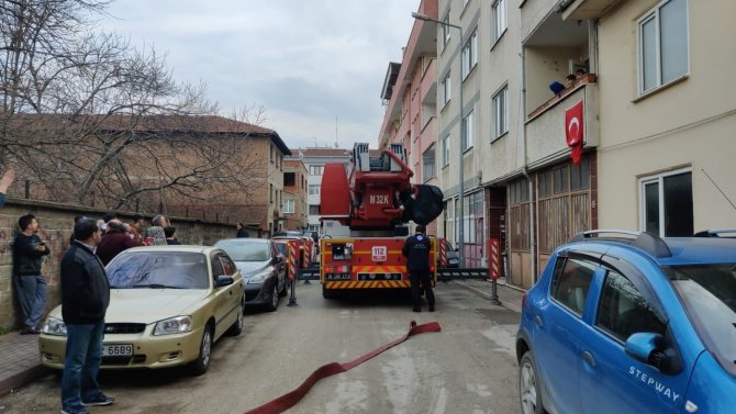 Apartmanın Çatı Katı Alevlere Teslim Oldu